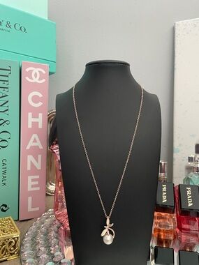 ✨Rose Gold Delicate Pearl Butterfly Pendant Necklace & Earrings Set✨Preloved